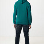 Homme portant un sweat vert et un jean sombre