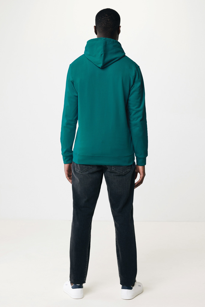 Homme portant un sweat vert et un jean sombre