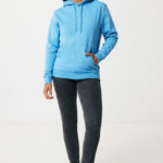 Femme portant un sweat bleu et jean noir