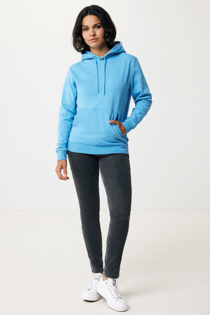 Femme portant un sweat bleu et jean noir