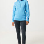 Femme portant un sweat bleu et jean noir