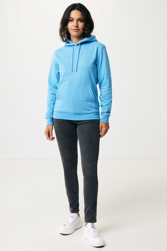 Femme portant un sweat bleu et jean noir