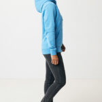 Personne portant un sweat bleu et jean noir