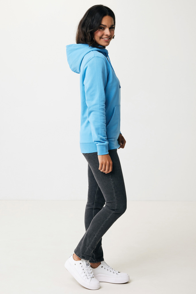 Personne portant un sweat bleu et jean noir