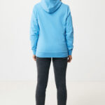 Personne portant un sweat bleu à capuche