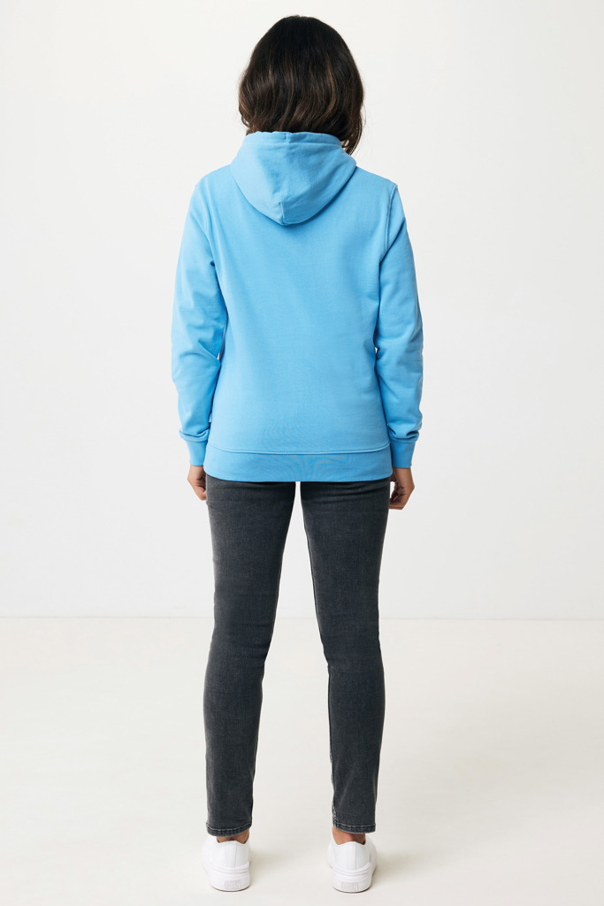 Personne portant un sweat bleu à capuche