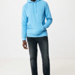 Homme portant un sweat bleu et un jean noir