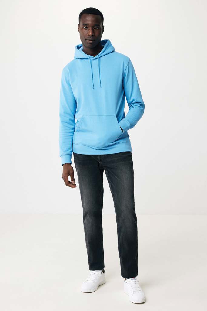 Homme portant un sweat bleu et un jean noir