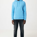 Homme portant un sweat bleu et jean noir