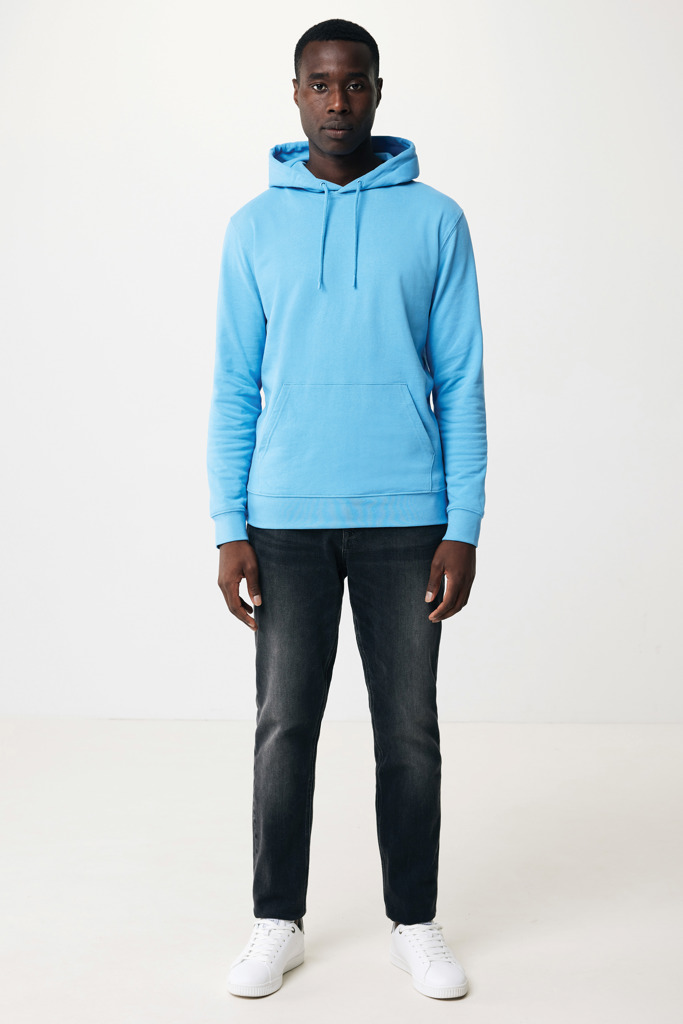 Homme portant un sweat bleu et jean noir
