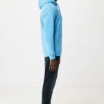 Homme portant un sweat bleu et un jean noir