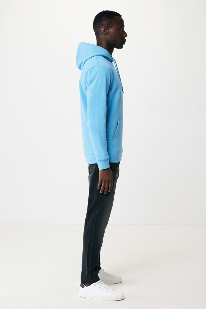 Homme portant un sweat bleu et un jean noir
