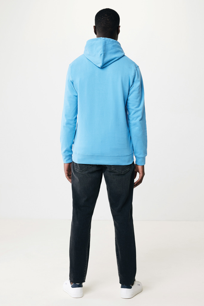 Homme portant un sweat bleu et jean noir