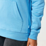 Sweat bleu clair avec poche ventrale.