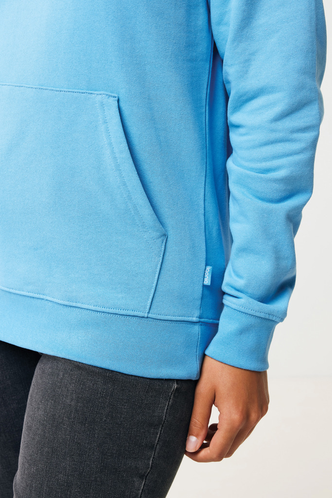 Sweat bleu clair avec poche ventrale.