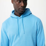 Personne portant un sweat à capuche bleu clair