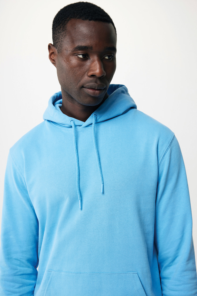 Personne portant un sweat à capuche bleu clair