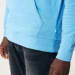 Sweat bleu à poche kangourou porté avec jean noir