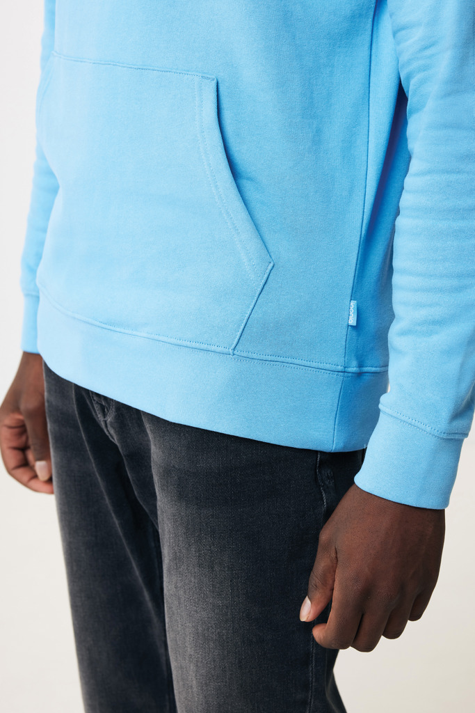 Sweat bleu à poche kangourou porté avec jean noir