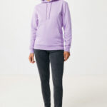 Femme portant un sweat violet et jean noir