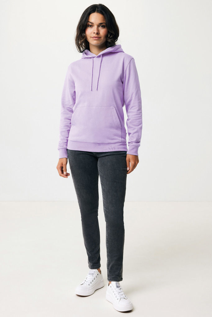 Femme portant un sweat violet et jean noir