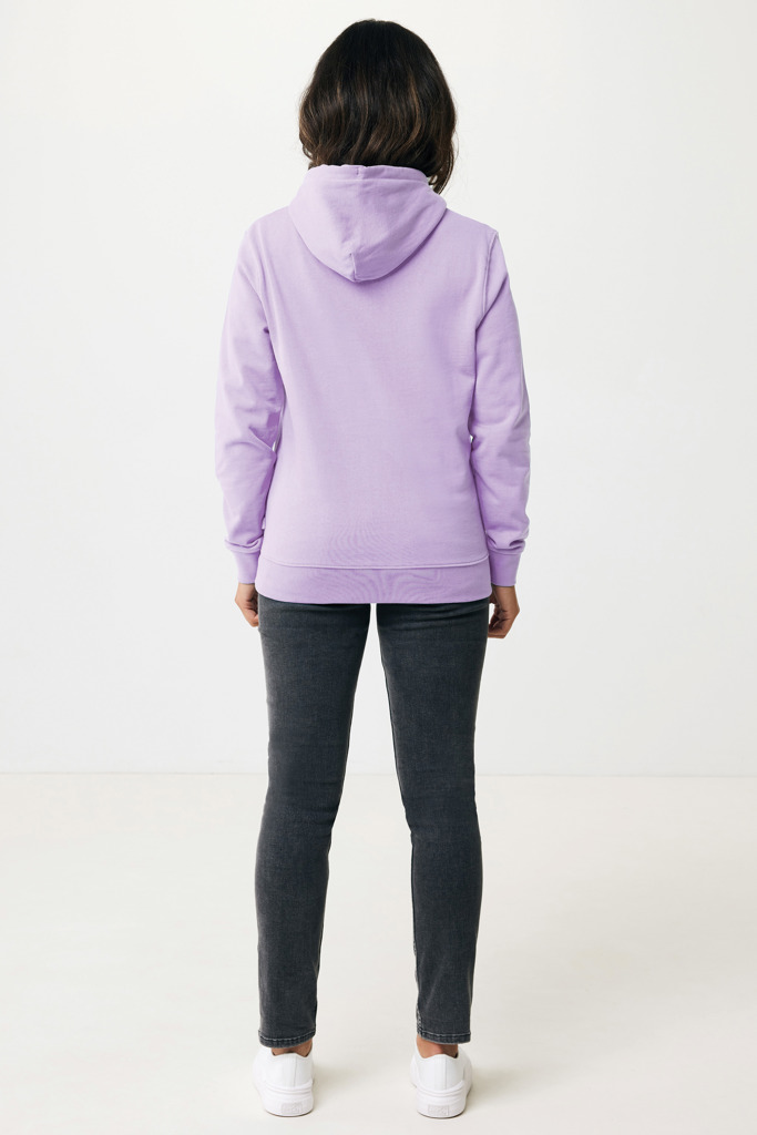 Personne portant un sweat à capuche lavande