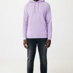 Homme portant un sweat à capuche violet et jean