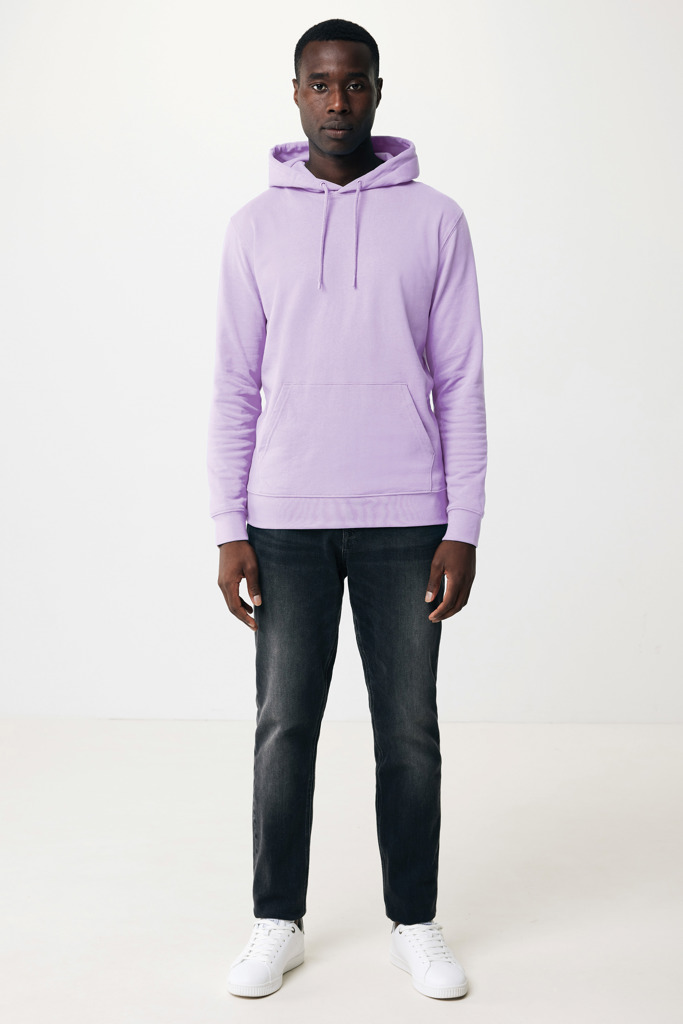 Homme portant un sweat à capuche violet et jean