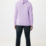 Homme portant un sweat violet et jean noir