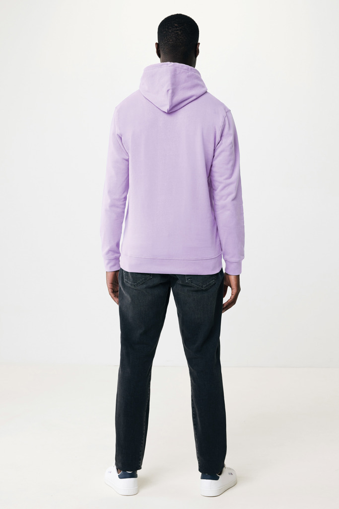 Homme portant un sweat violet et jean noir