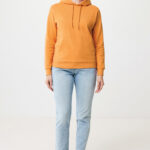 Personne portant un sweat orange et un jean clair