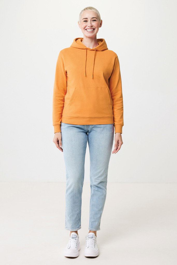 Personne portant un sweat orange et un jean clair
