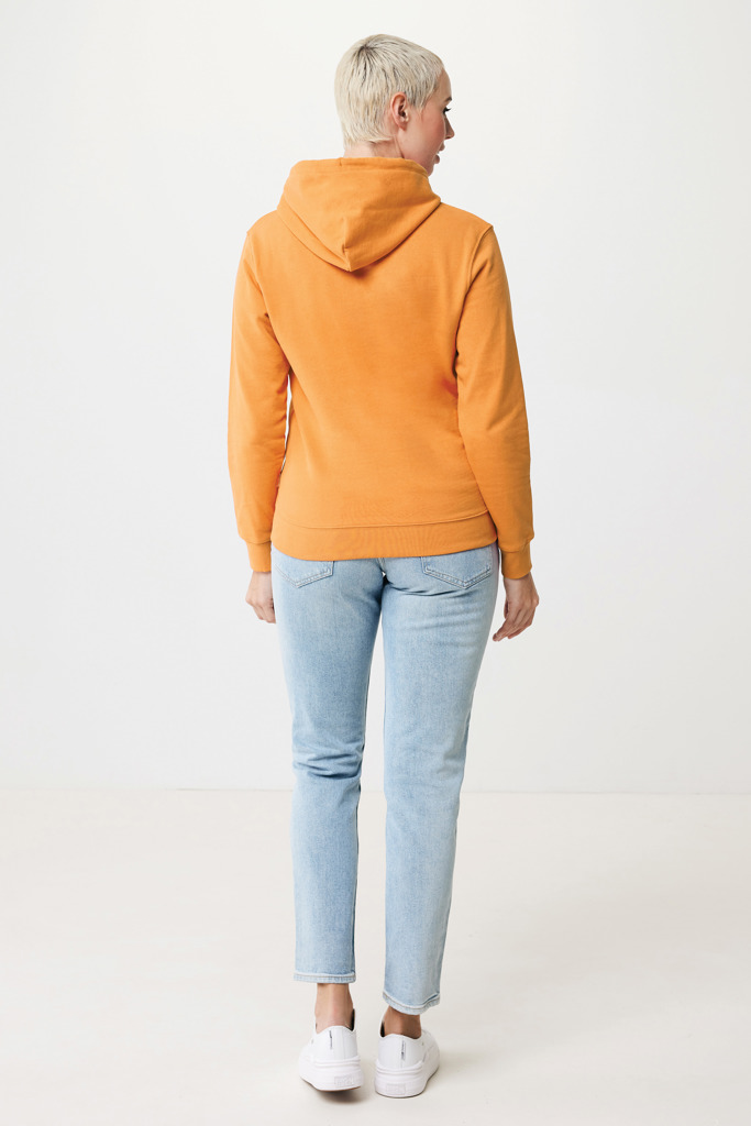 Personne en sweat orange et jean clair, dos tourné