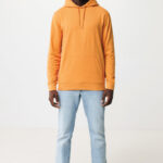 Homme portant sweat orange et jean clair.
