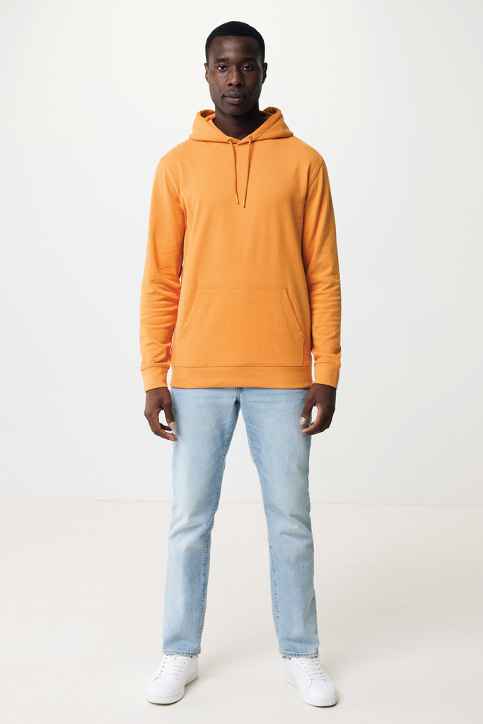 Homme portant sweat orange et jean clair.