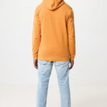 Personne portant un sweat orange et jean clair