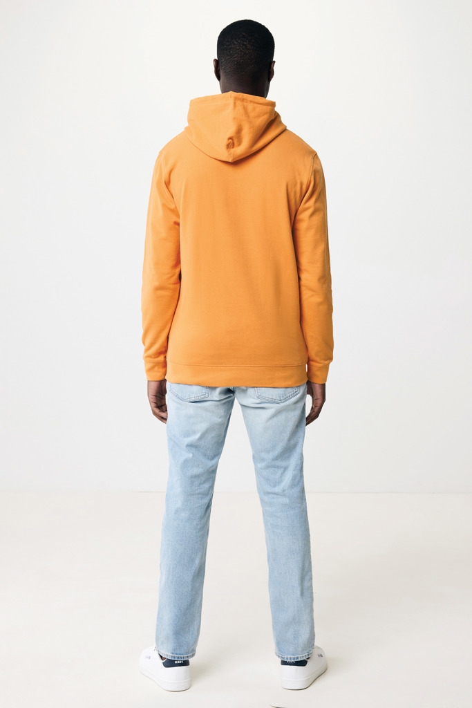 Personne portant un sweat orange et jean clair