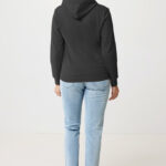 Personne portant un sweat noir et jean clair