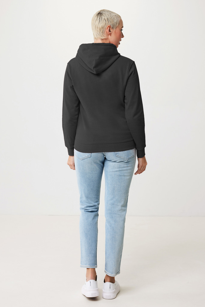 Personne portant un sweat noir et jean clair
