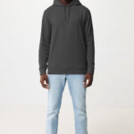Homme portant sweat à capuche gris et jean clair