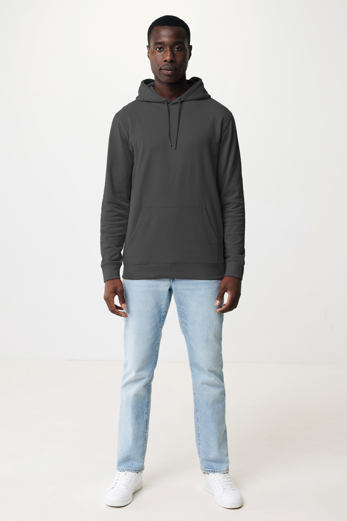 Homme portant sweat à capuche gris et jean clair