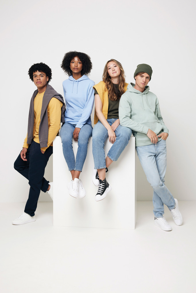 Jeunes adultes portant des vêtements décontractés modernes