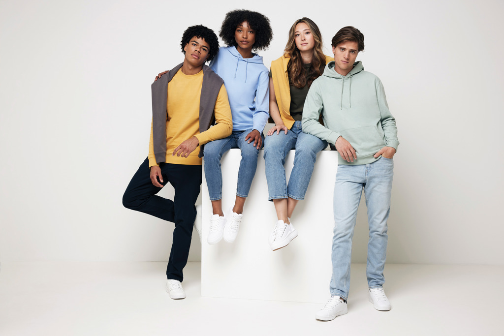 Jeunes adultes portant des vêtements décontractés colorés.