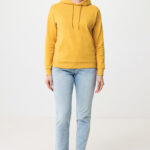 Personne portant un sweat jaune et jean clair