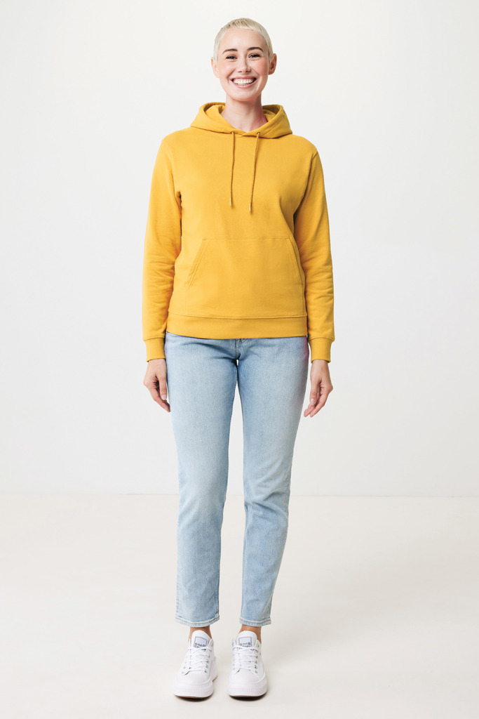 Personne portant un sweat jaune et jean clair