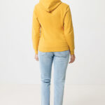 Personne portant sweat jaune et jean clair.