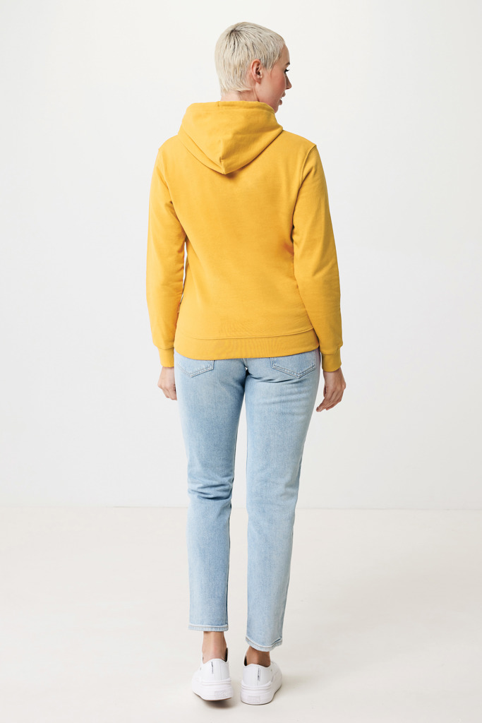 Personne portant sweat jaune et jean clair.