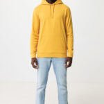 Homme portant un sweat jaune et un jean clair