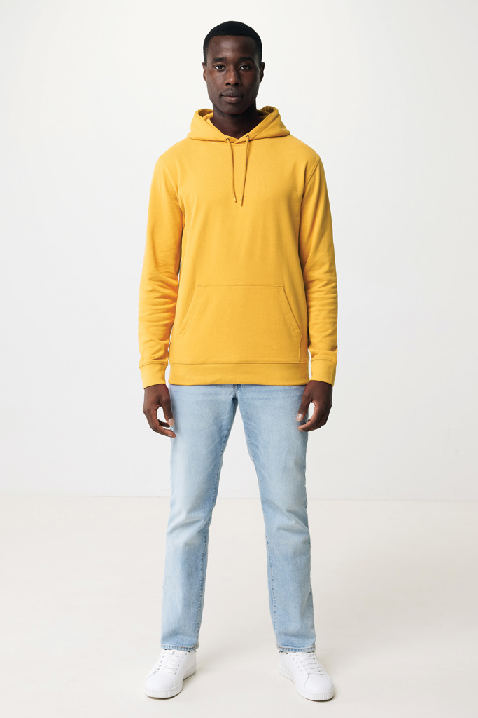 Homme portant un sweat jaune et un jean clair