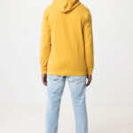Homme portant sweat jaune et jean clair.